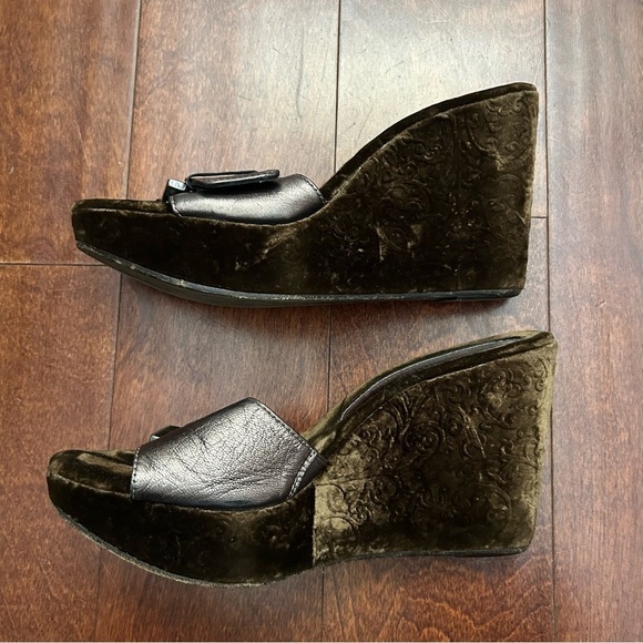 Donald J. Pliner Couture Whimsigoth Green Velvet and Leather Wedge Shoes, Size 8 - Picture 3 of 14